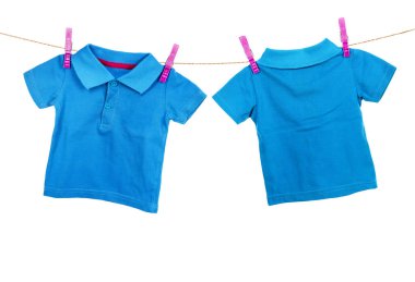 Mavi t-shirt clothesline beyaz arka plan üzerinde asılı. Rea