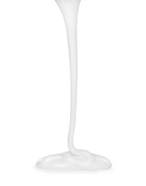 Beyaz bir arka plan üzerinde aşağı akan beyaz krema