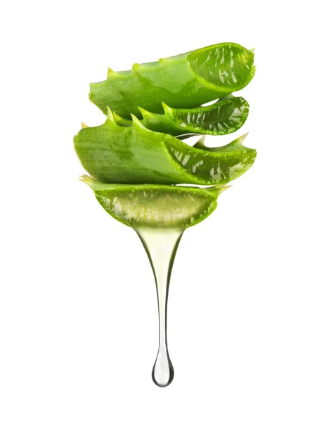 Esence z aloe vera rostlina kape z listů na bílém — Stock fotografie