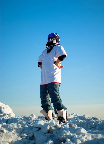 Cara em equipamento de snowboard de pé em uma montanha — Fotografia de Stock