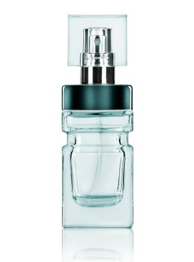 Beyaz arka plan üzerinde izole parfüm şişesi