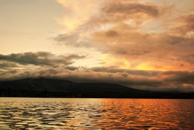 Göl üzerinde dramatik günbatımı