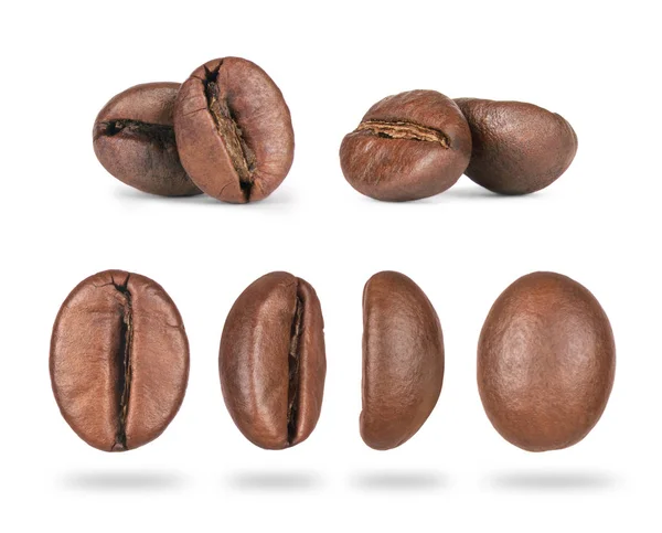 Набір кавових зерен крупним планом в різних положеннях ізольовані на — стокове фото