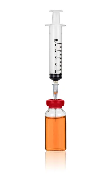 Σύριγγα και αμπούλα με ένα εμβόλιο που απομονώνονται σε λευκό — Φωτογραφία Αρχείου