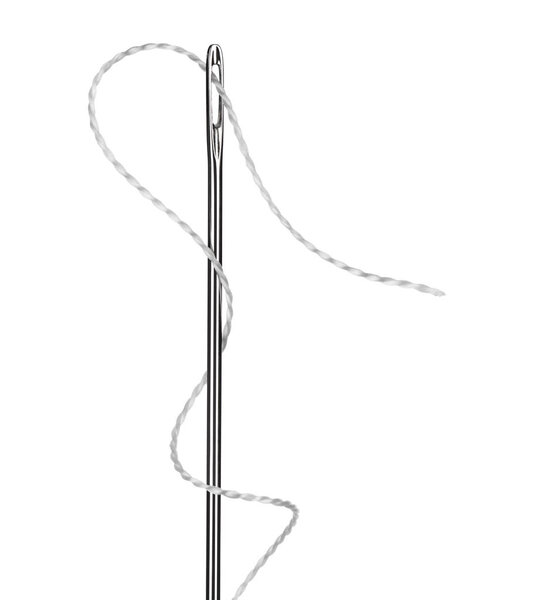 игла с белой нитью близко на белом фоне
