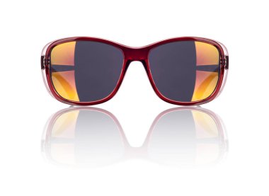 Beyaz arka plan üzerinde izole şık güneş gözlüğü