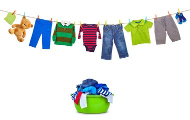 Çamaşırhane satır renkli giysi ve cl ile plastik yıkama kase