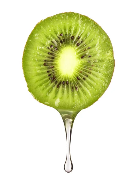 Gota que flui do kiwi fatiado fresco no fundo branco — Fotografia de Stock