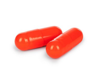 Yakın çekim iki kırmızı tıbbi kapsül beyaz arka plan üzerinde izole