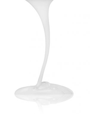 Beyaz bir arka plan üzerinde aşağı akan beyaz krema