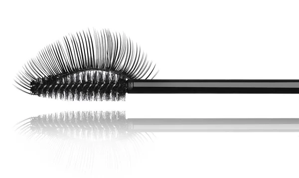 Brosse à mascara noire et faux cils gros plan — Photo