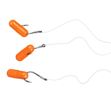 Tıbbi kapsül bir balık asılı kancalar izole üzerinde beyaz ba