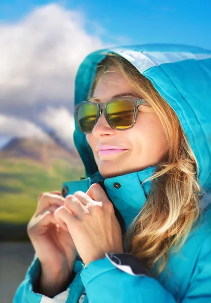 Gelukkig meisje in kleurrijke winterkleren en stijlvolle zonnebril — Stockfoto