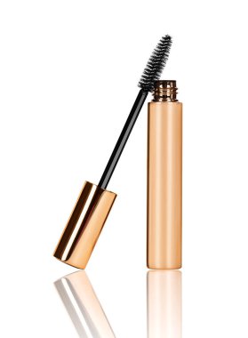 Siyah Mascara asası ve tüp beyaz arkaplanda izole edilmiş. 