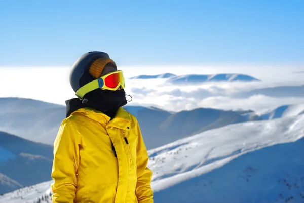 Menina em uma máscara para snowboard e capacete — Fotografia de Stock
