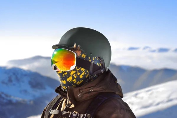 Retrato de um menino em um capacete protetor e máscara de snowboard agai — Fotografia de Stock