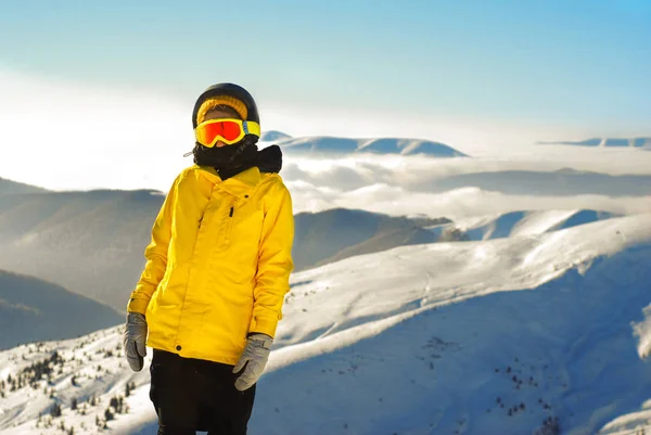 Menina em equipamento de snowboard contra o pano de fundo de neve-tampado — Fotografia de Stock