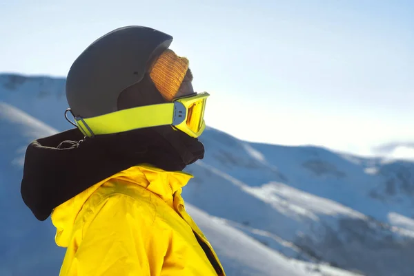 Menina em uma máscara de snowboard e capacete protetor — Fotografia de Stock