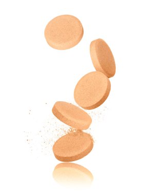 vitamin hapları closeup beyaz zemin üzerine düşen 