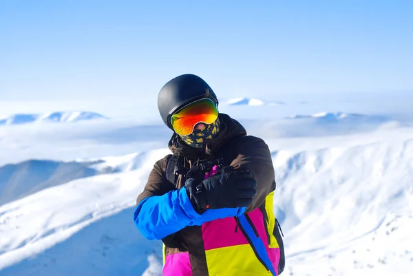 Snowboardista, stojící na vrcholu hory — Stock fotografie