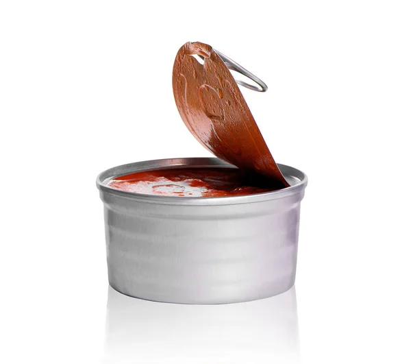 Peixe enlatado em molho de tomate isolado no fundo branco — Fotografia de Stock