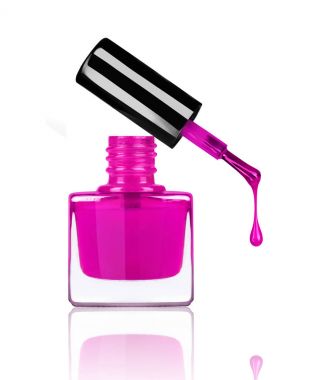 Beyaz arka plan üzerinde fırça dan damlayan cilası