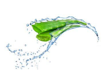 aloe vera ile su sıçramalarına izole üzerinde beyaz arka plan