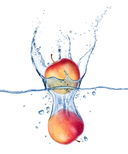 Appels vallen onder water met een splash op witte achtergrond — Stockfoto