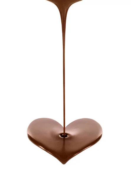 Fluxo de chocolate quente na forma de coração no fundo branco — Fotografia de Stock
