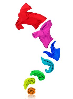 T-shirt izlerken ve yukarı uçar, beyaz arka plan üzerinde izole