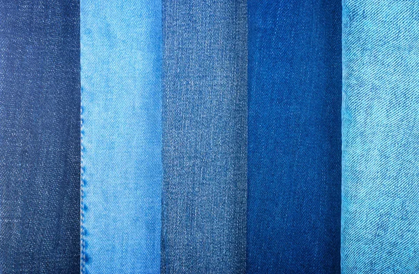 Achtergrond van verschillende blue jeans — Stockfoto