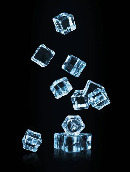 Ледяные кубики падают на черном фоне — стоковое фото
