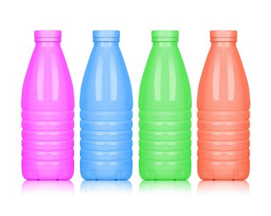 Beyaz arkaplanda izole edilmiş renkli plastik şişeler 