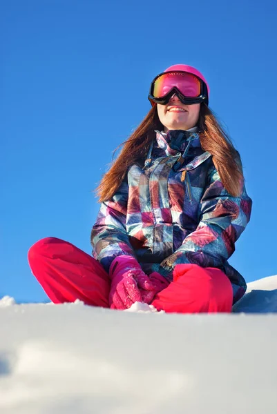 Fille heureuse assise au sommet d'une montagne enneigée — Photo