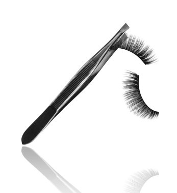 Kerpeten ile beyaz adam izole düşen yanlış eyelashes