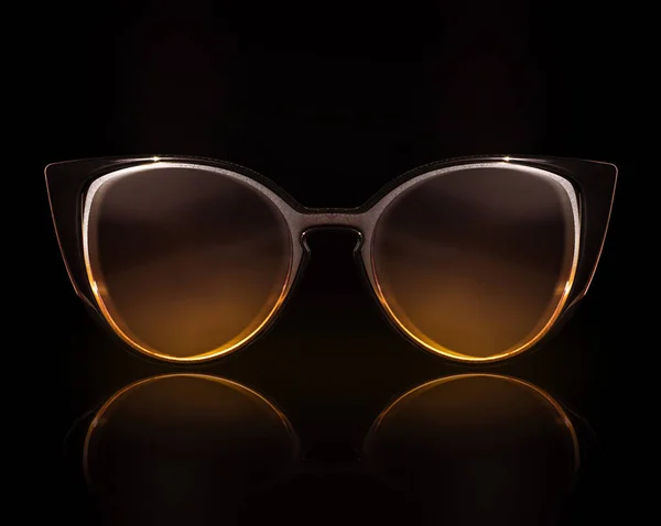 Elegantes y elegantes gafas de mujer con reflejo en la oscuridad — Foto de Stock