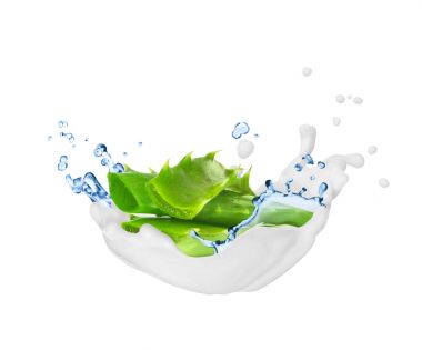 Aloe vera ile krema ve su, izole üzerinde beyaz ba sıçraması