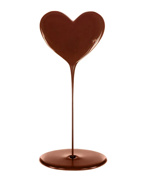 Macchia di cioccolato sotto forma di cuore con flusso isolato su bianco — Foto Stock