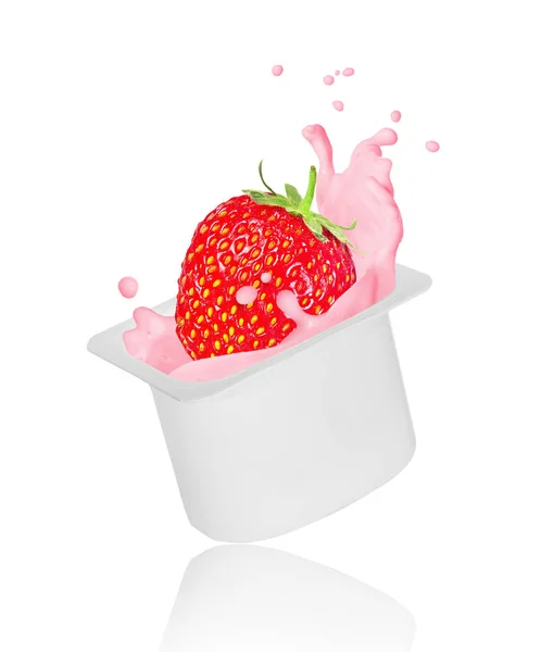 Erdbeere in Joghurtspritzer in Plastikverpackung, Isolat — Stockfoto