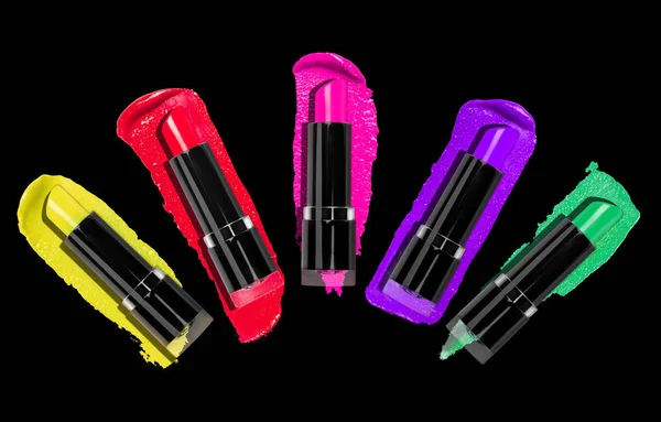 Paleta de lápices labiales de colores con pinceladas cosméticas en bac negro —  Fotos de Stock