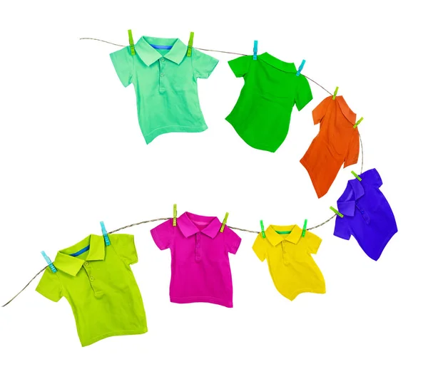 Línea de lavandería con camisetas de colores aisladas sobre un fondo blanco — Foto de Stock