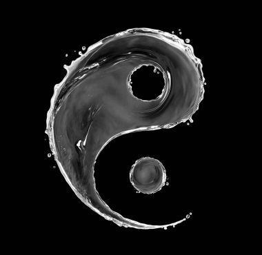 Su ile yapılan yin yang iz siyah arka plan üzerine su sıçramalarına 