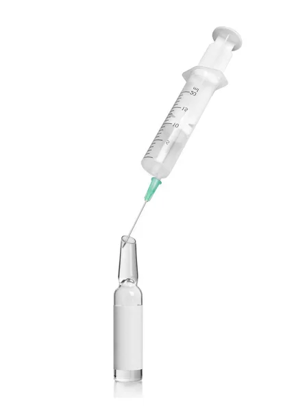 Spruta med medicinsk ampull isolerad på vit bakgrund — Stockfoto