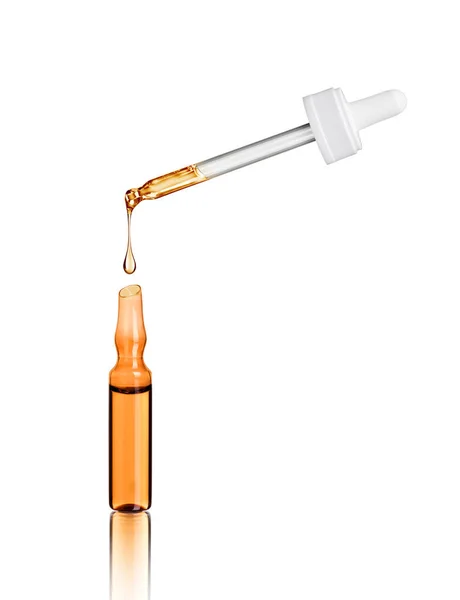 Ampoule médicale avec pipette cosmétique sur fond blanc — Photo