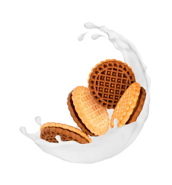 Läckra kakor i stänk av mjölk isolerad på vit — Stockfoto