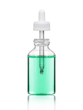 Beyaz arka plan üzerinde pipet ile kozmetik şişe