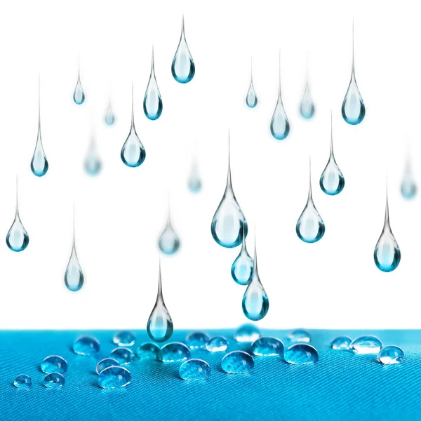 Капли дождя падают на водонепроницаемую ткань — стоковое фото