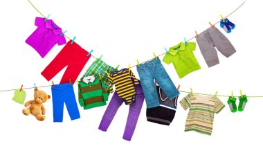 Çamaşırhane hatları üzerinde beyaz izole renkli elbise ile