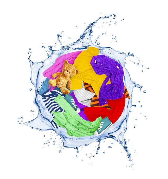 Roupas coloridas giram em um turbilhão de água — Fotografia de Stock