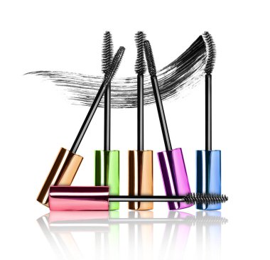 Maskara fırçalar üzerinde beyaz izole maskara darbesiyle kümesi 